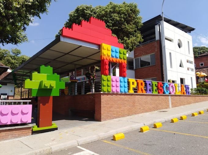 Un edificio con un cartel que dice preescolar.