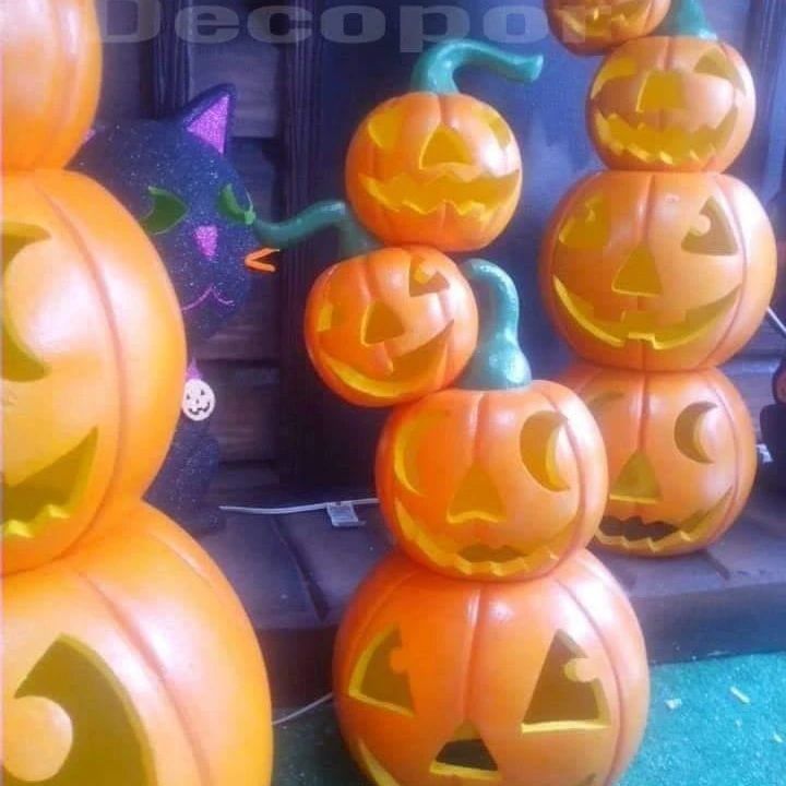 Un montón de calabazas están apiladas una encima de otra
