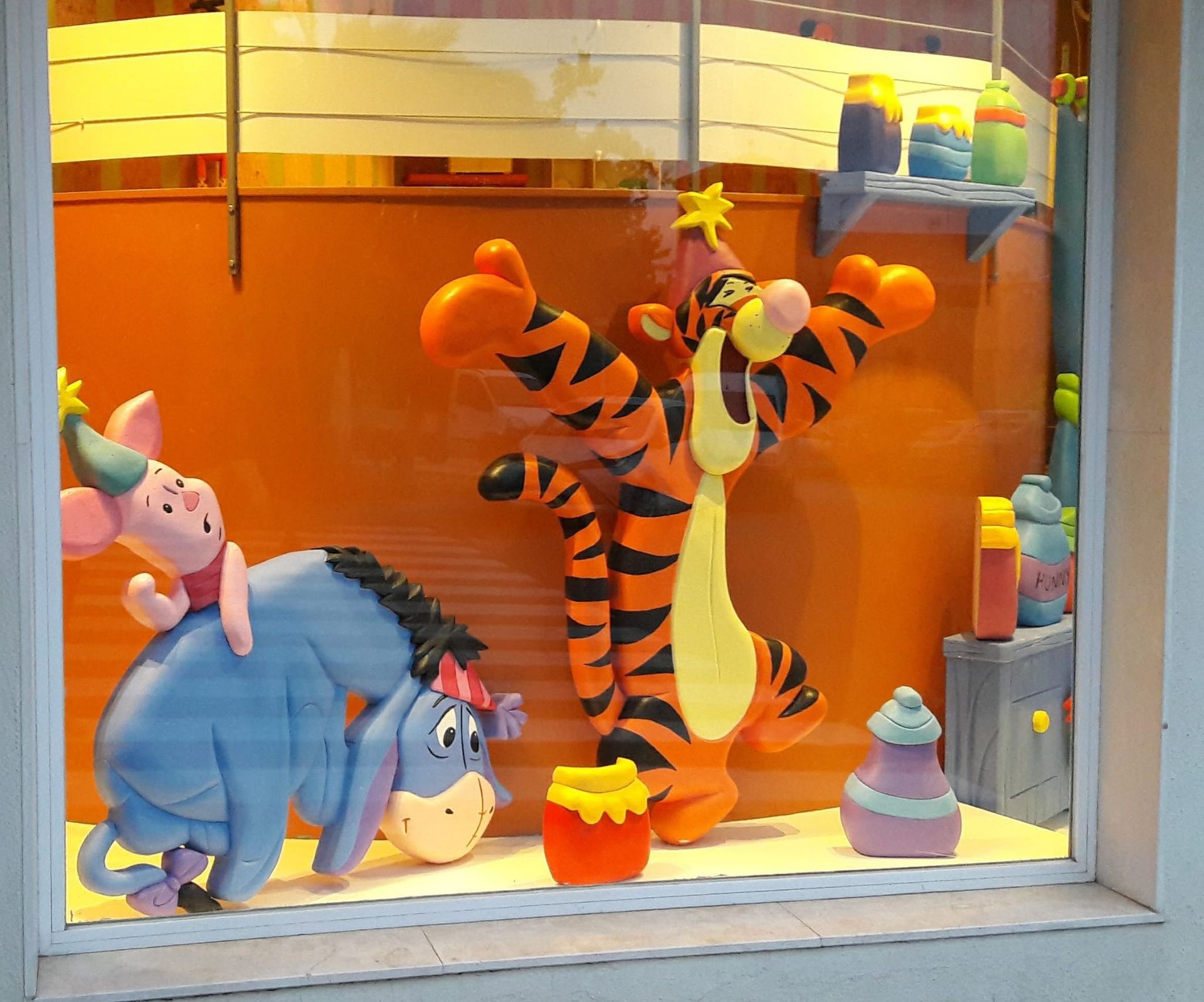 Un escaparate de Winnie the Pooh con Tigger Piglet y Eeyore