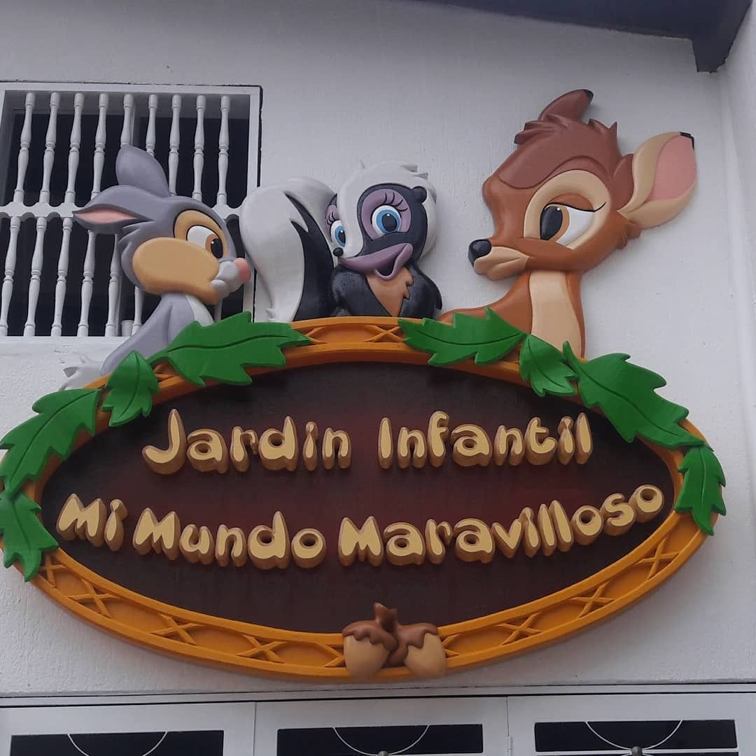 A sign that says jardin infantil mi mundo maravilloso