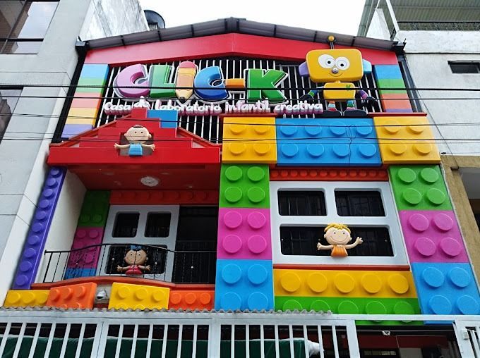 Un edificio con muchos bloques Lego de colores.