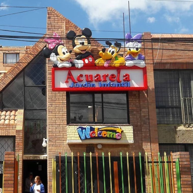 Un edificio con un cartel que dice acuarela.