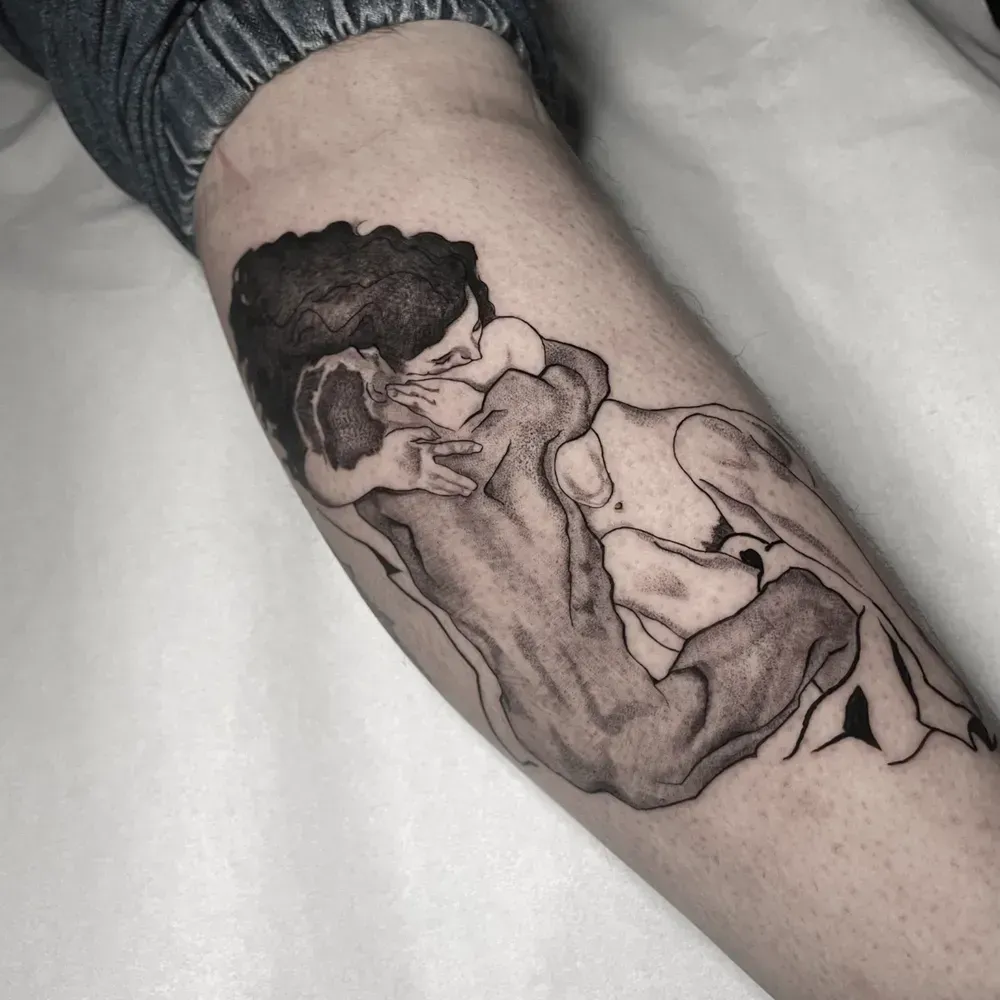 Un tatuaje en blanco y negro en el antebrazo que representa a dos figuras en un abrazo íntimo, realizado de forma estilizada, como un boceto.