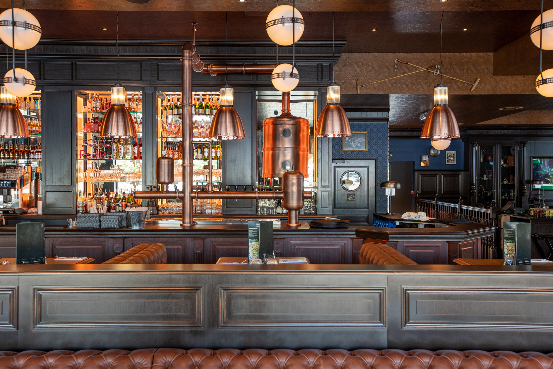 Vue des places assises à l'intérieur du restaurant Au bureau