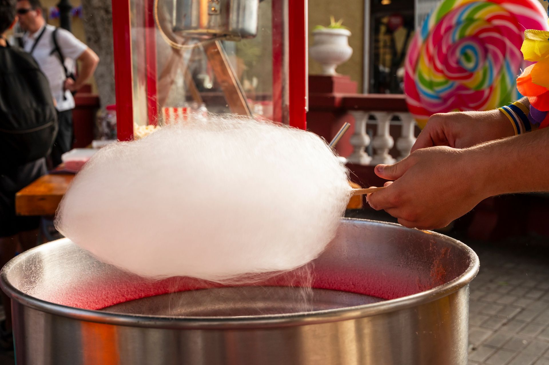 Gros plan sur une machine de barbe à papa avec une barbe à papa rose