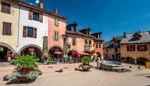 Vue de la place et du restaurant Chez bubu