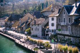 Vue de la ville de Chanaz et du restaurant Le doux nid