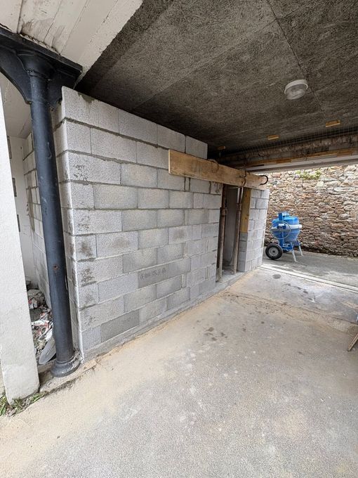 Ajout d'un mur en parpaings à une maison existante.