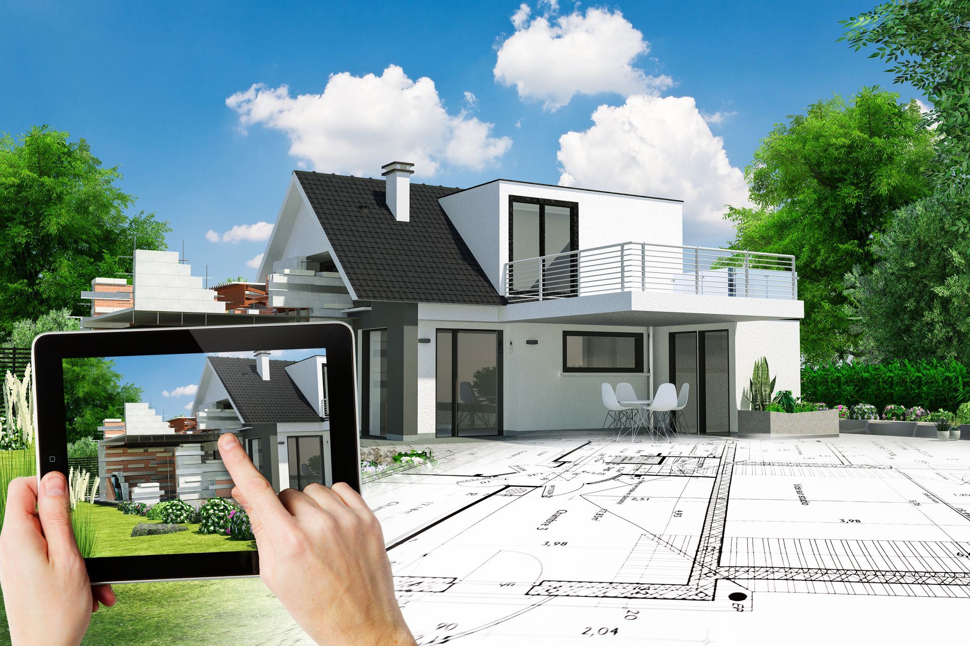 Des mains tiennent une tablette montrant le plan d'une maison à côté d'une maison moderne en construction.