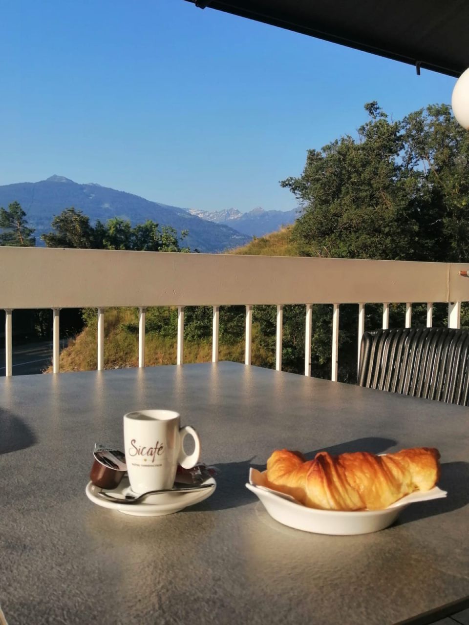 Une tasse de café et un croissant sur une table