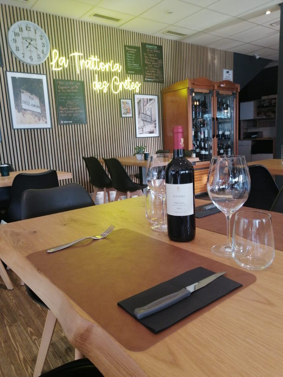 Une bouteille de vin est posée sur une table dans un restaurant