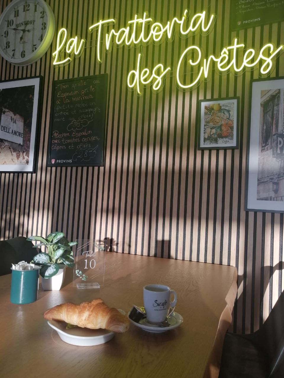 Un restaurant avec une pancarte qui dit la trattoria des cretes