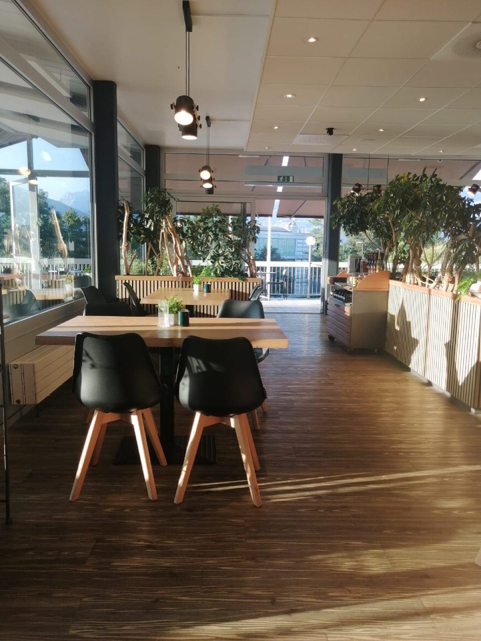 Un restaurant avec tables et chaises et parquet