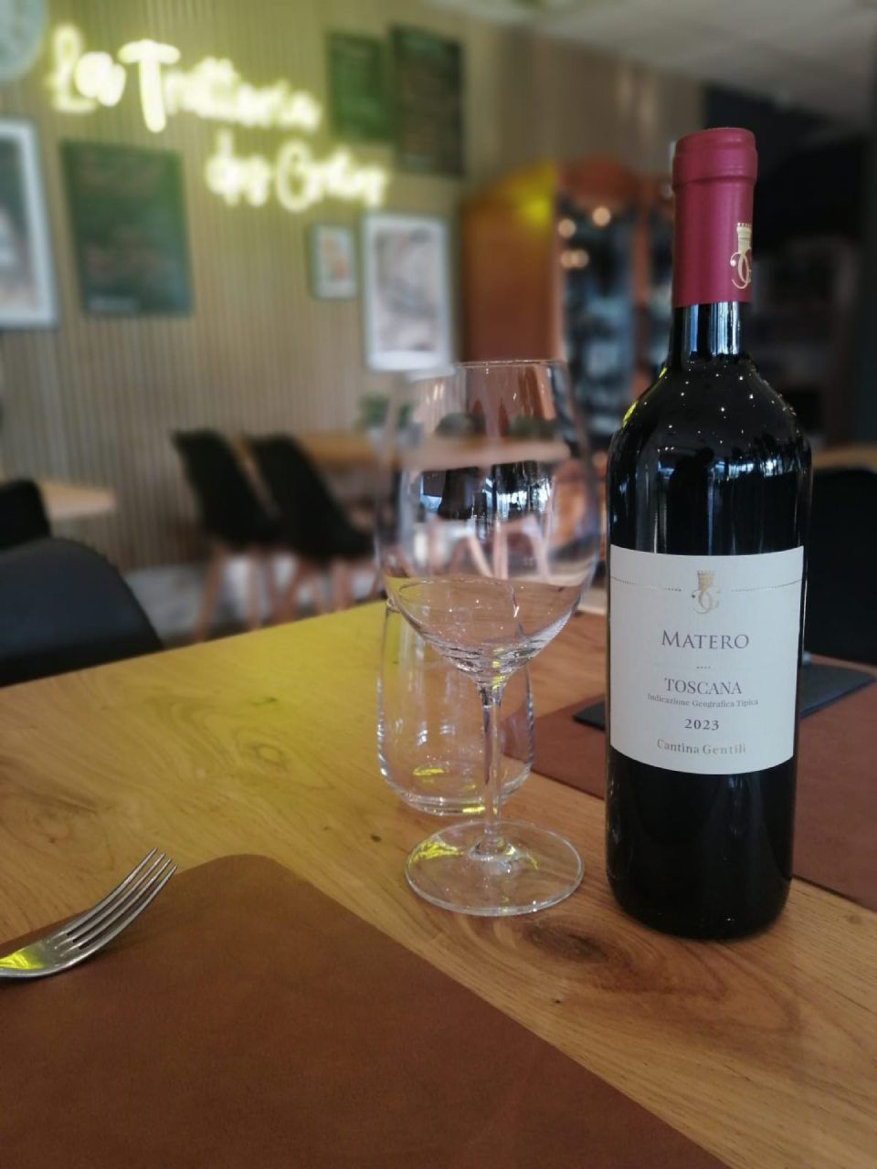 Une bouteille de vin est posée sur une table à côté de deux verres à vin