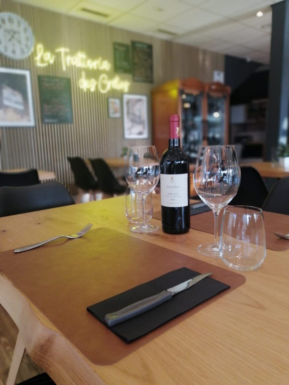 Une bouteille de vin est posée sur une table dans un restaurant