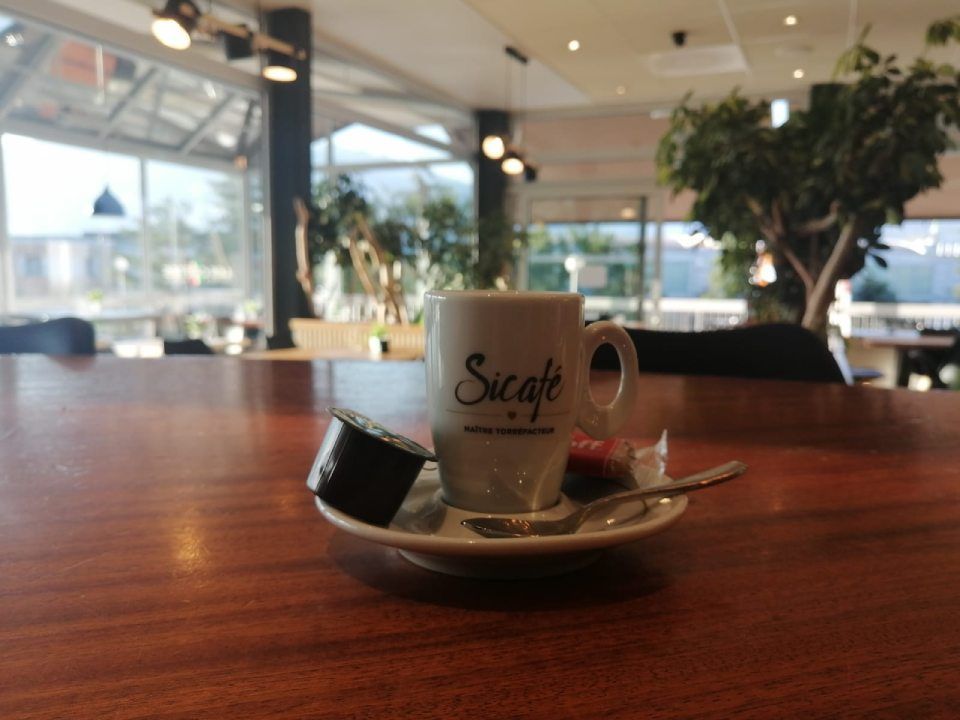 Une tasse de sucafe est posée sur une soucoupe sur une table