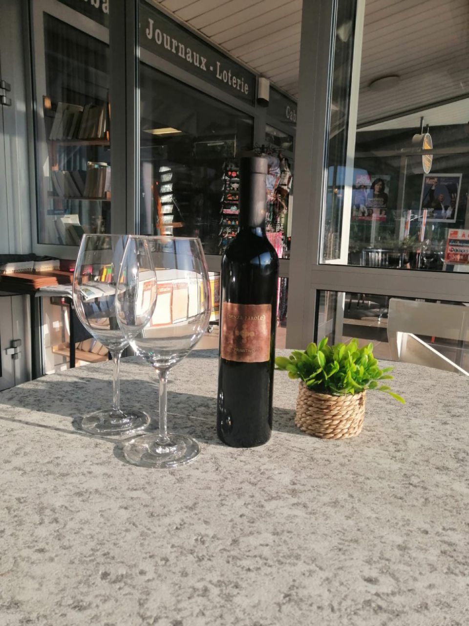 Une bouteille de vin est posée sur une table à côté de deux verres à vin