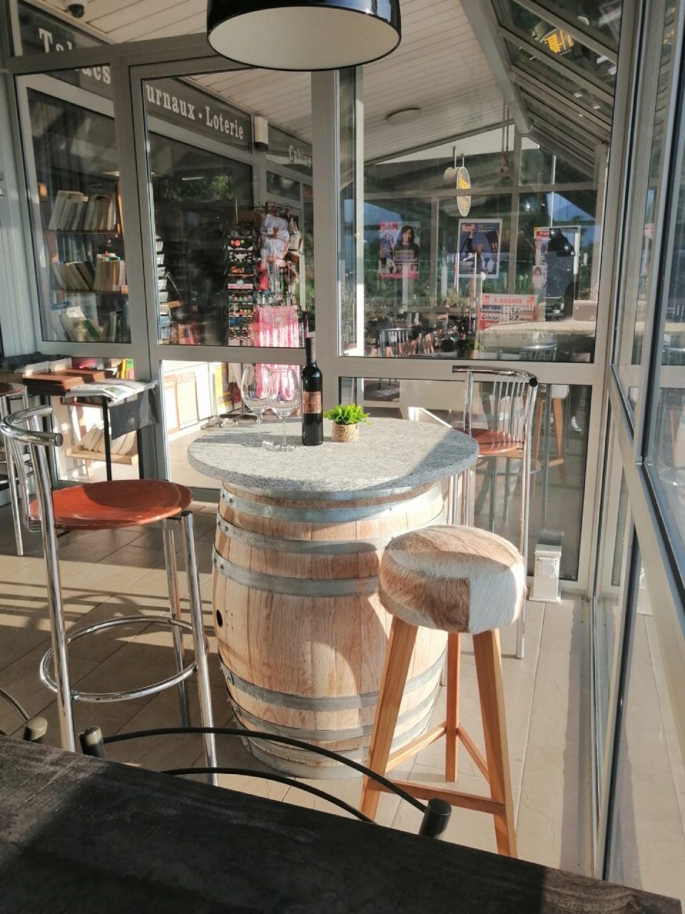 Une table avec une bouteille de vin dessus dans un restaurant