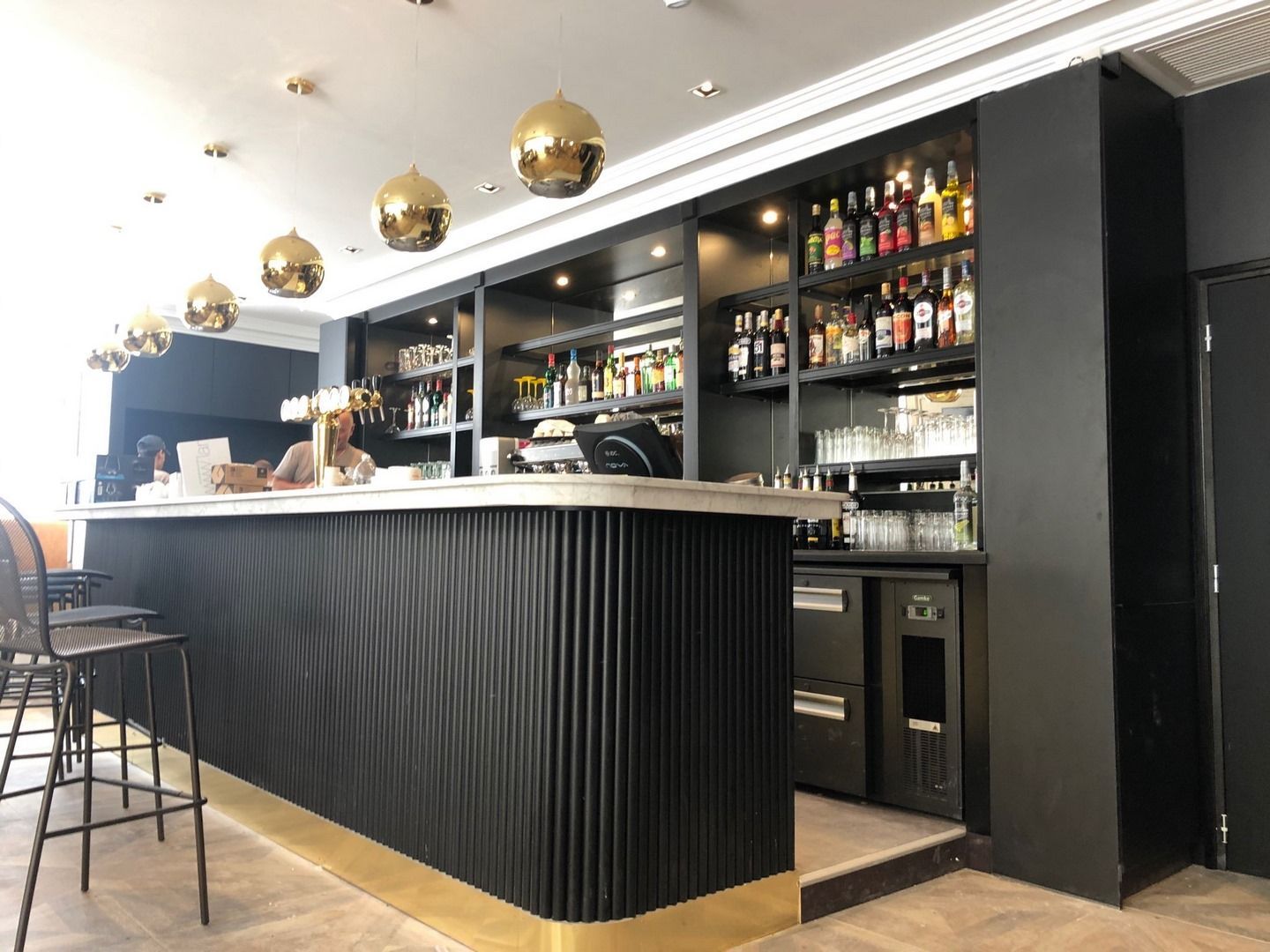 Bar en bois foncé avec moulures incrustées