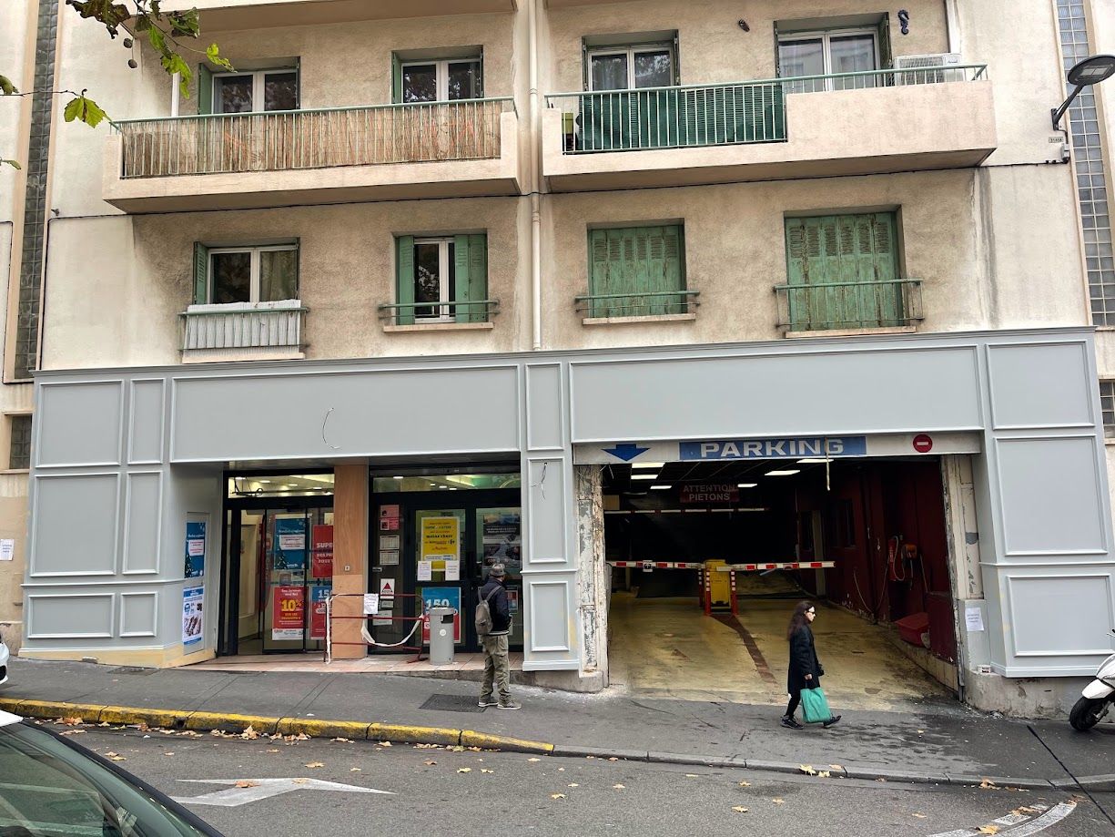 Devanture en bois clair d'un supermarché