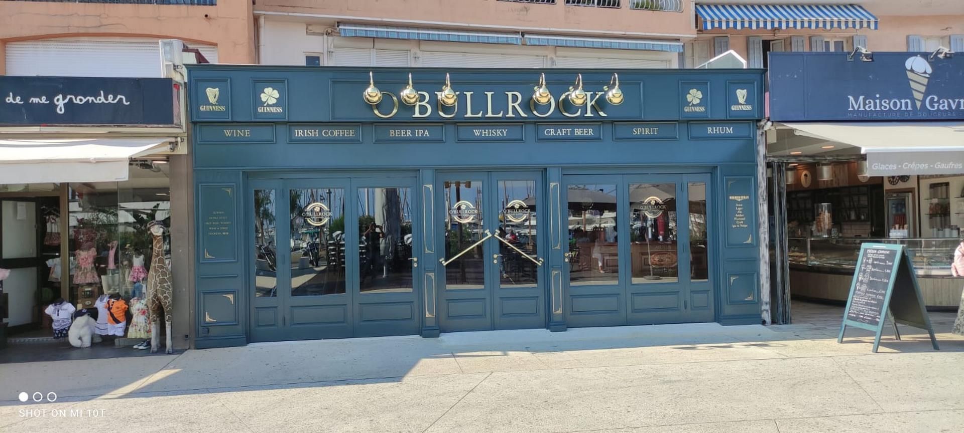 Devanture en bois de couleur vert sapin