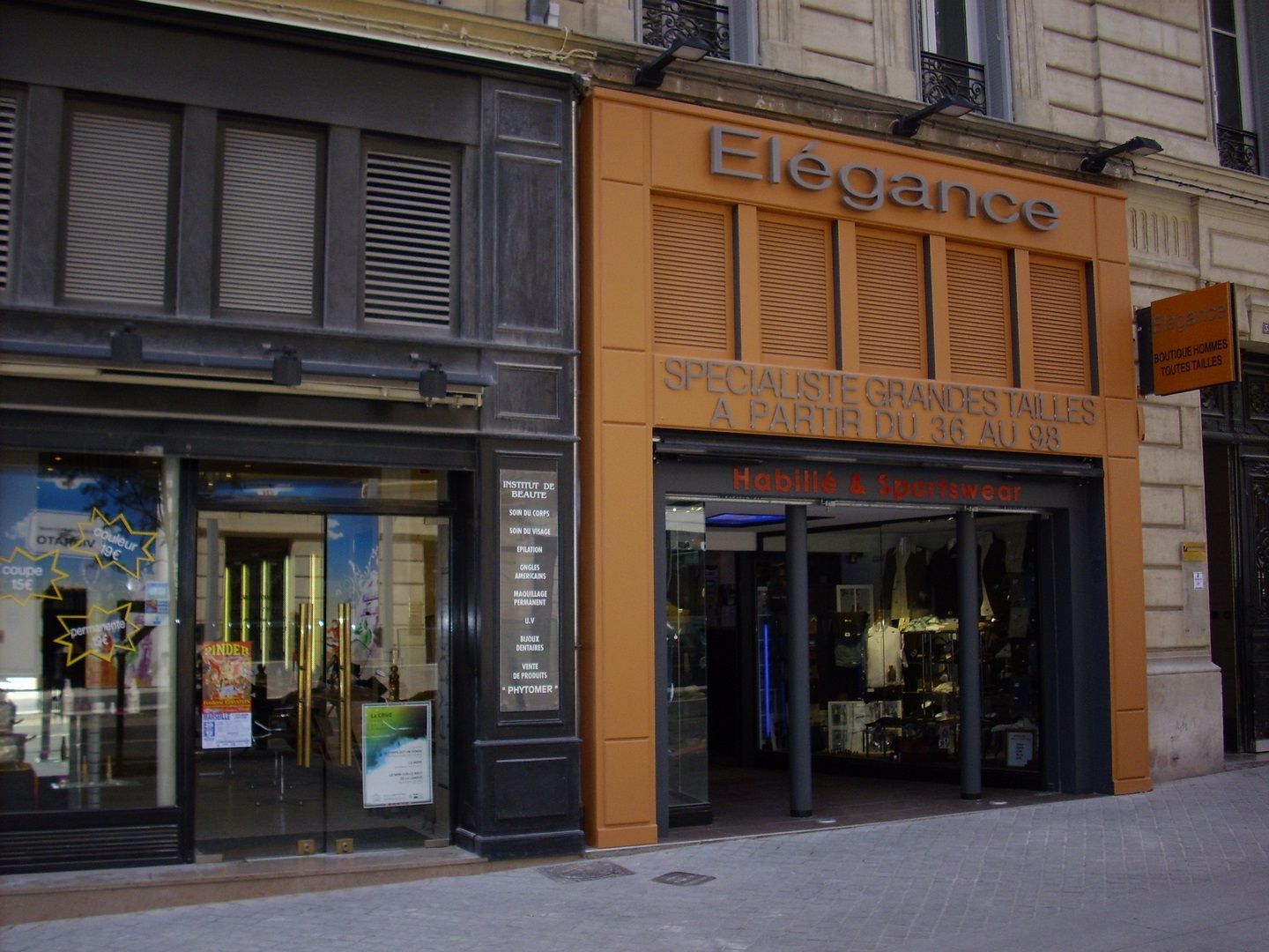 Façade de commerce en bois