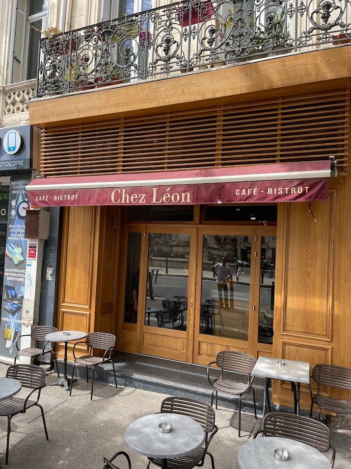 Devanture en bois massif d'un restaurant