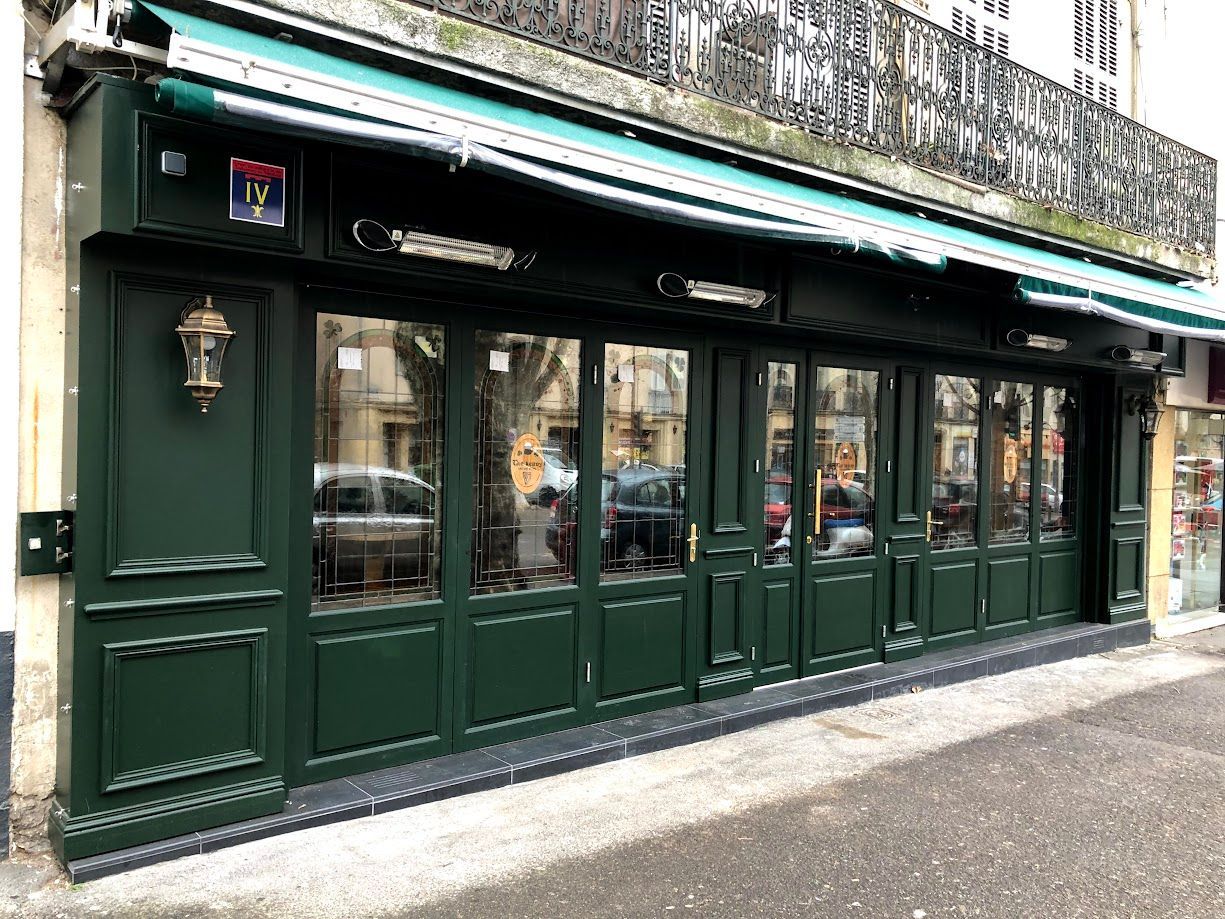 Façade en bois vert d'un pub