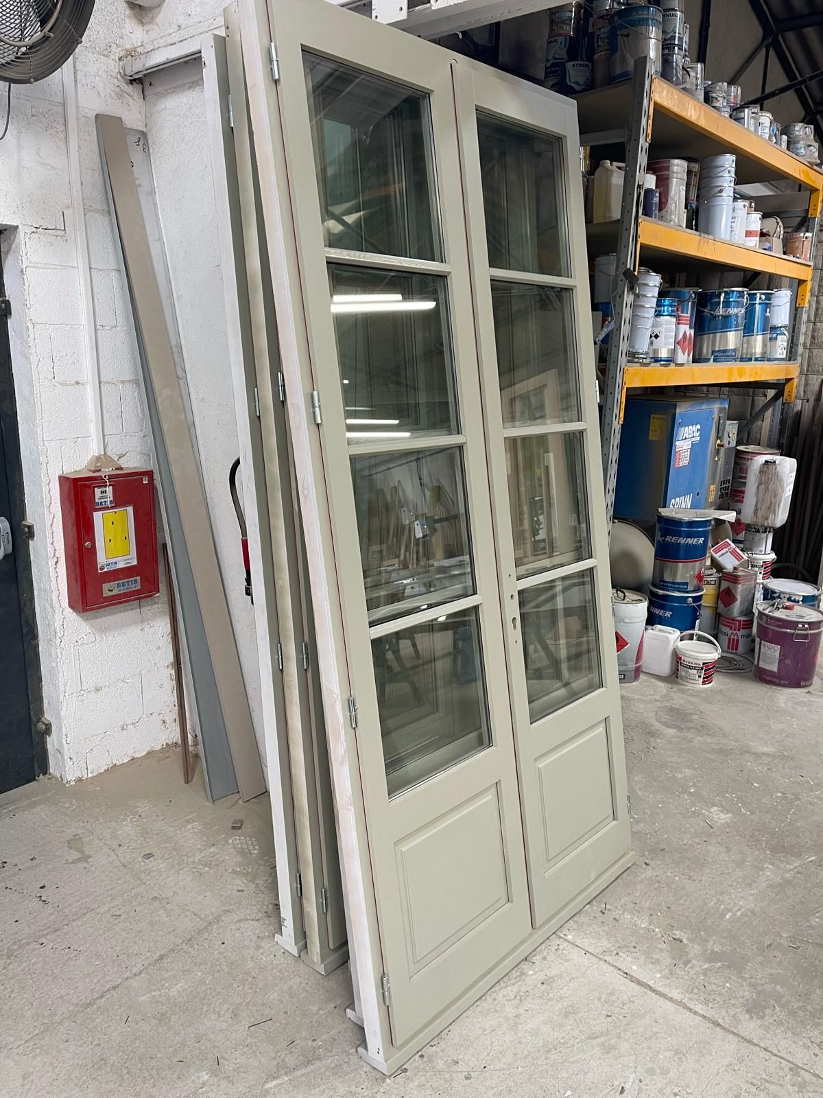 Fenêtre en bois de couleur ivoire vue de profil