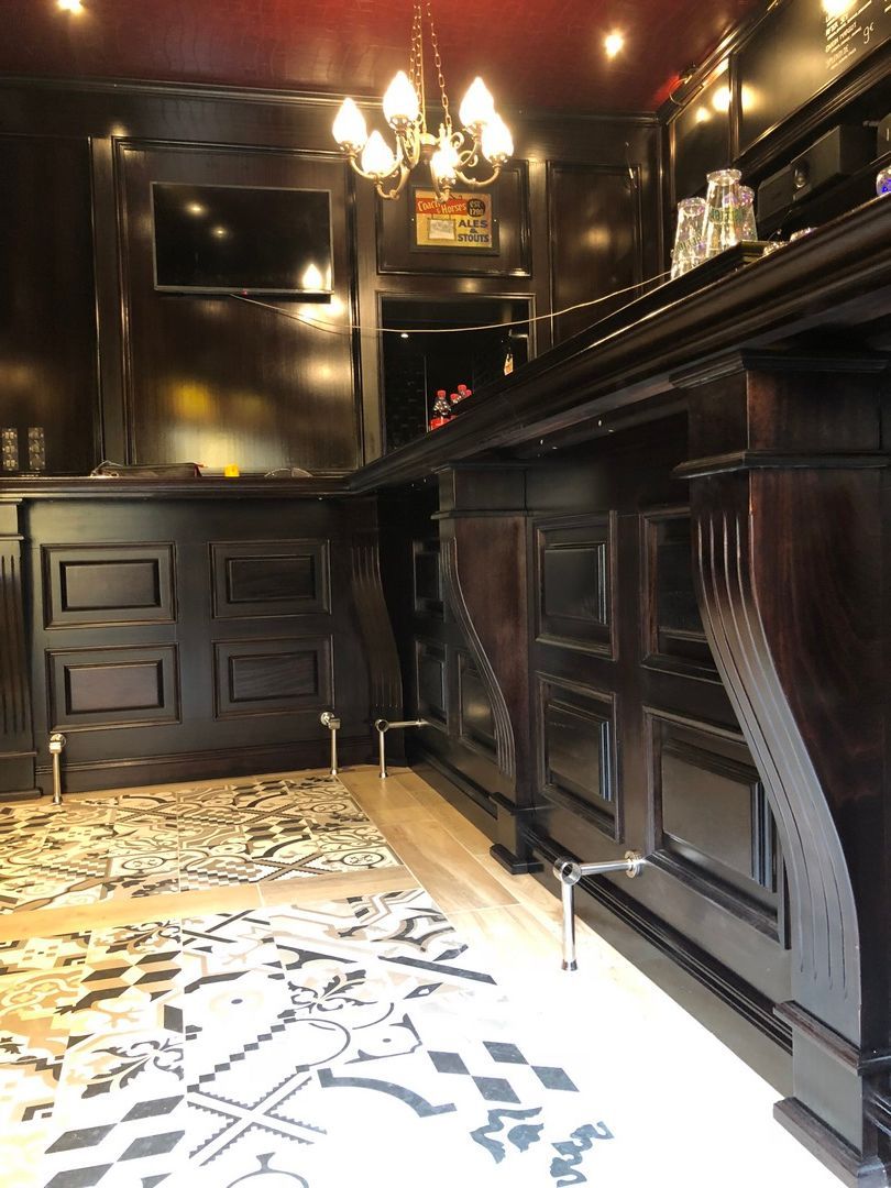 Bar et arrière-comptoir en bois noir