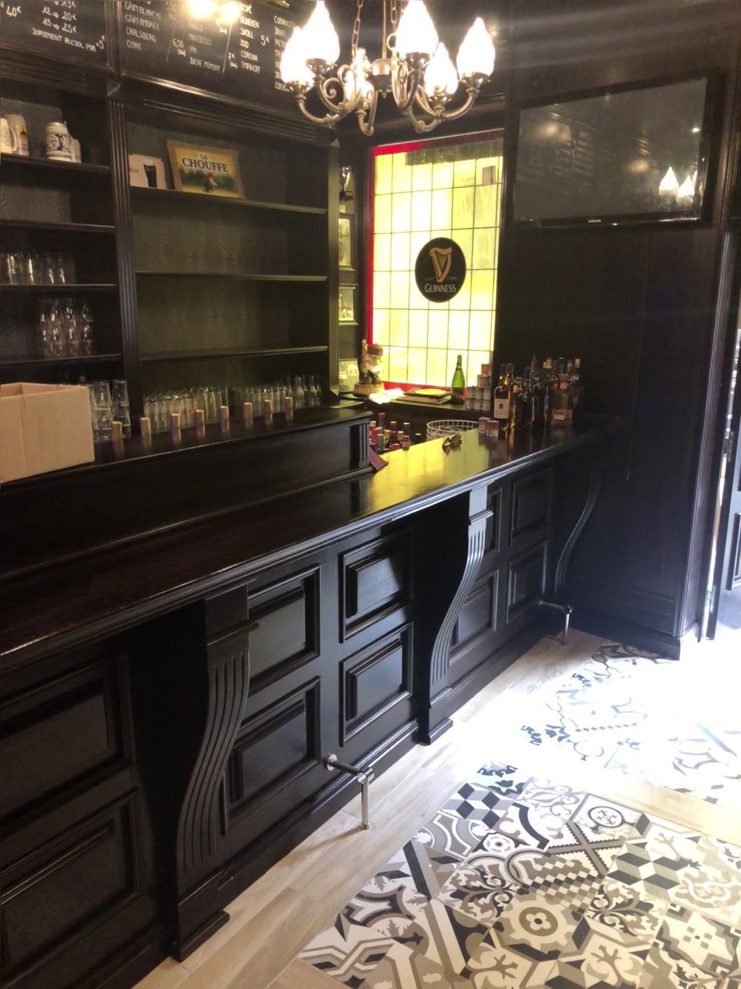 Bar en bois foncé avec moulures incrustées