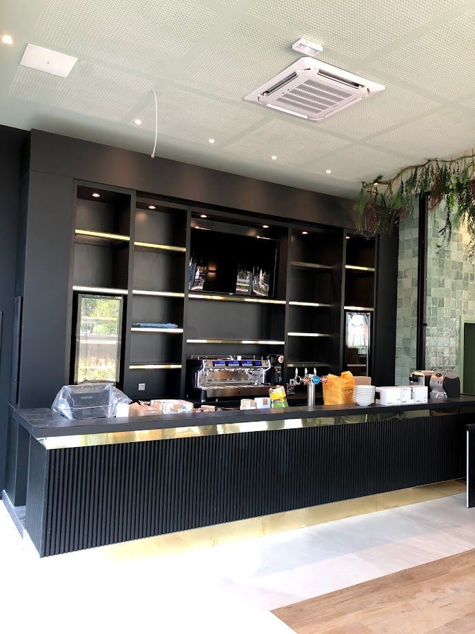 Bar et arrière-comptoir en bois noir