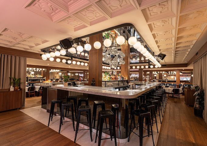 Ensemble de table et chaises d'un restaurant