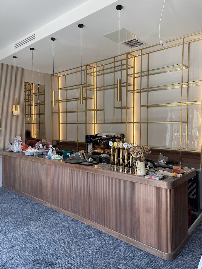 Bar en bois et moquette au sol