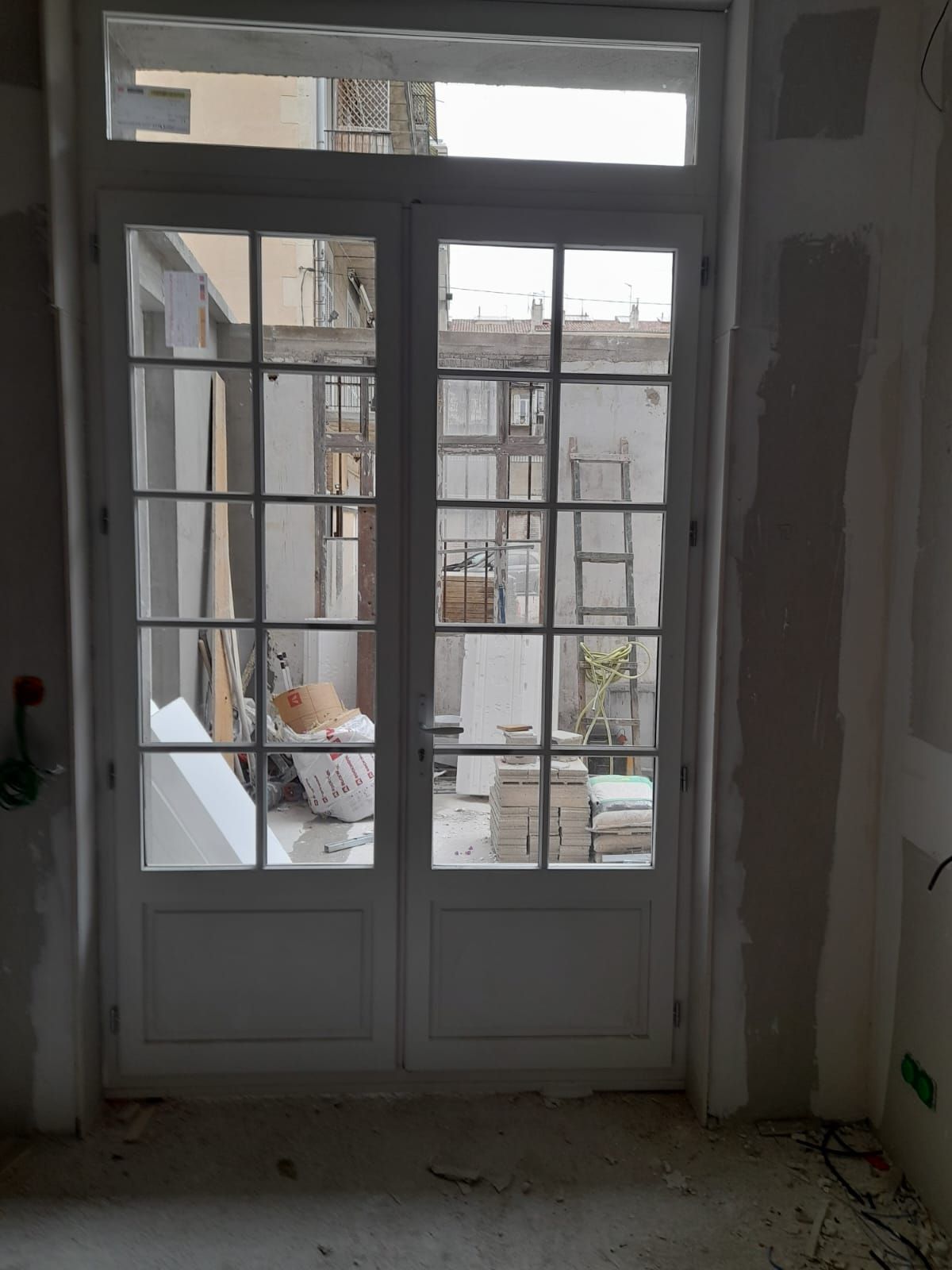 Fenêtre en bois à double vitrage vue de l'extérieur