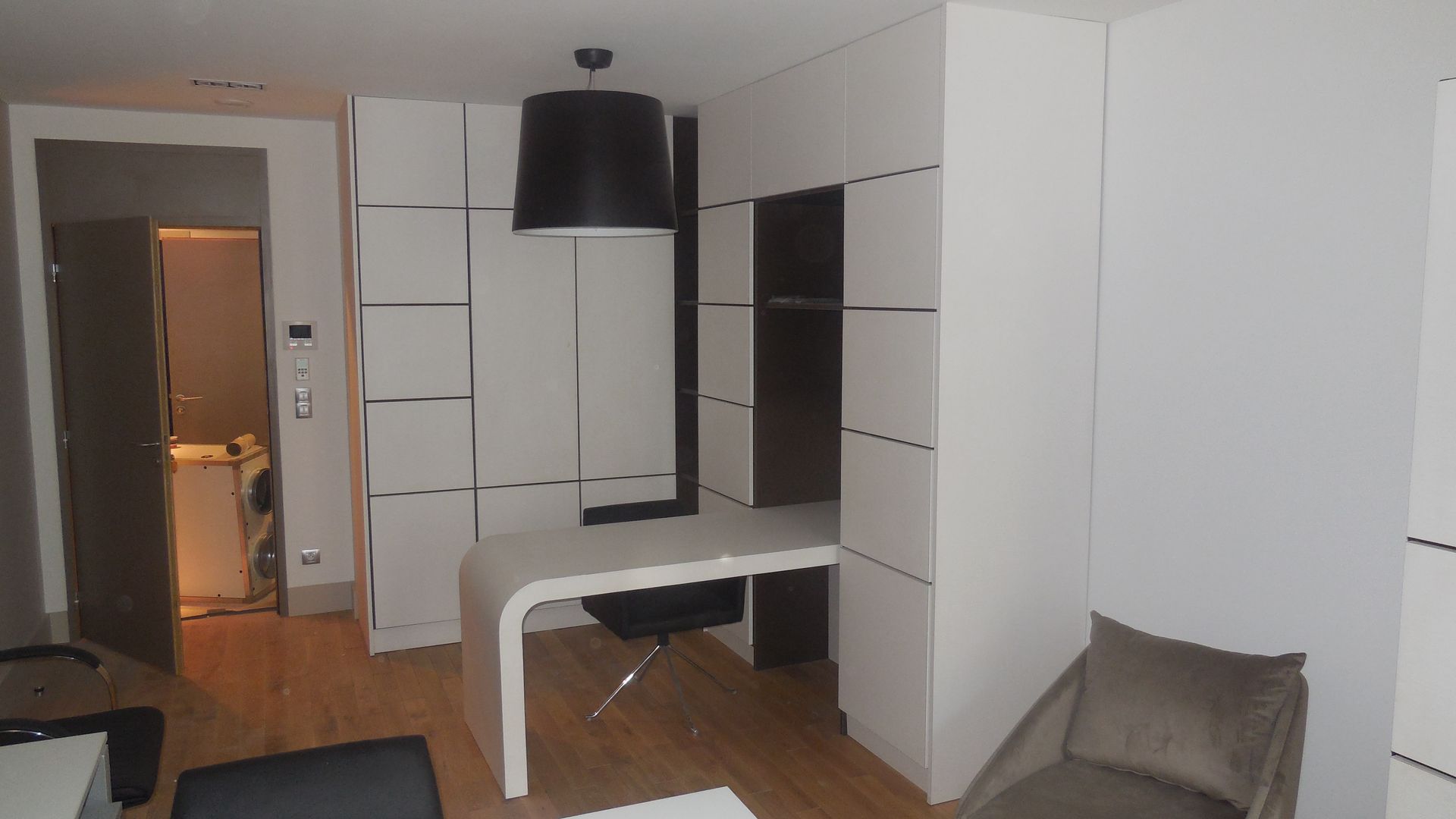 Bureau en bois blanc et rangements sur mesure