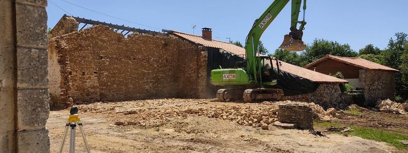 Un engin de démolition vert