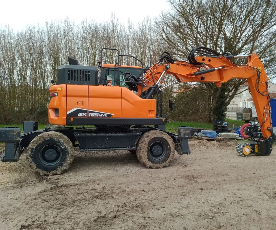Un engin orange au bord d'une route
