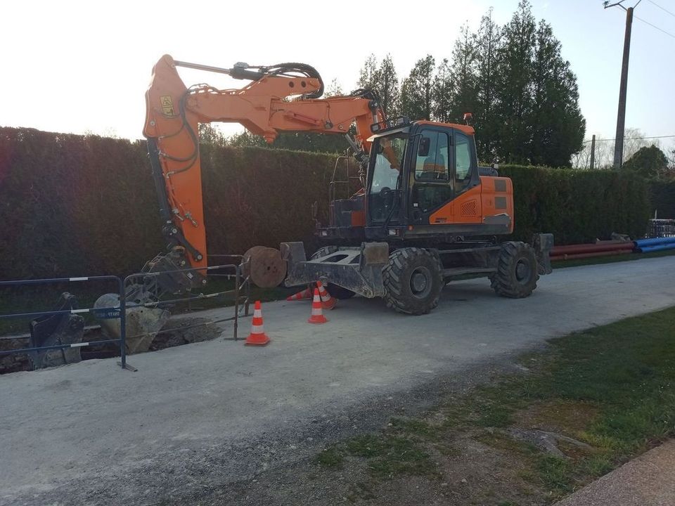 Un engin de chantier orange et noir