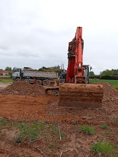 Un artisan avec un pantalon orange