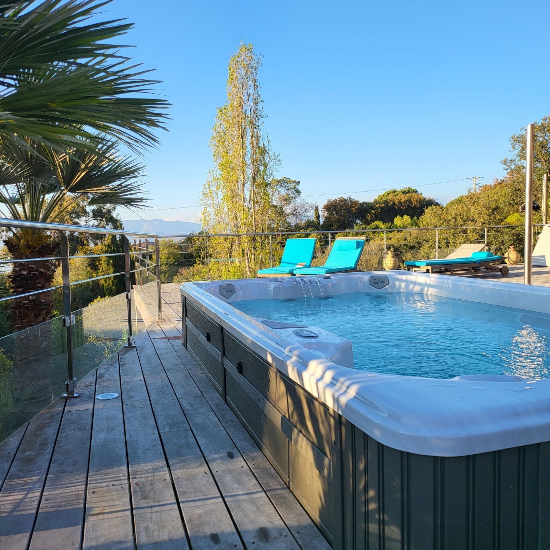 Grand jacuzzi extérieur