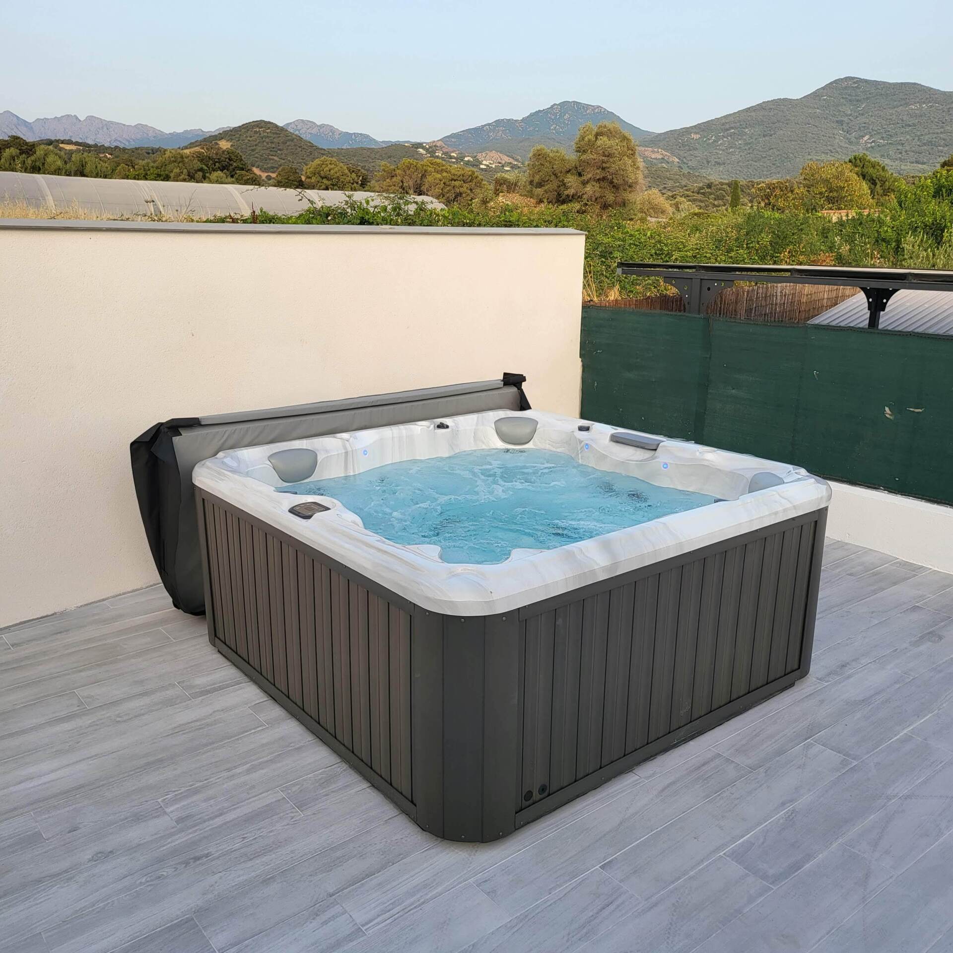 Jacuzzi sur terrasse en bois blanc