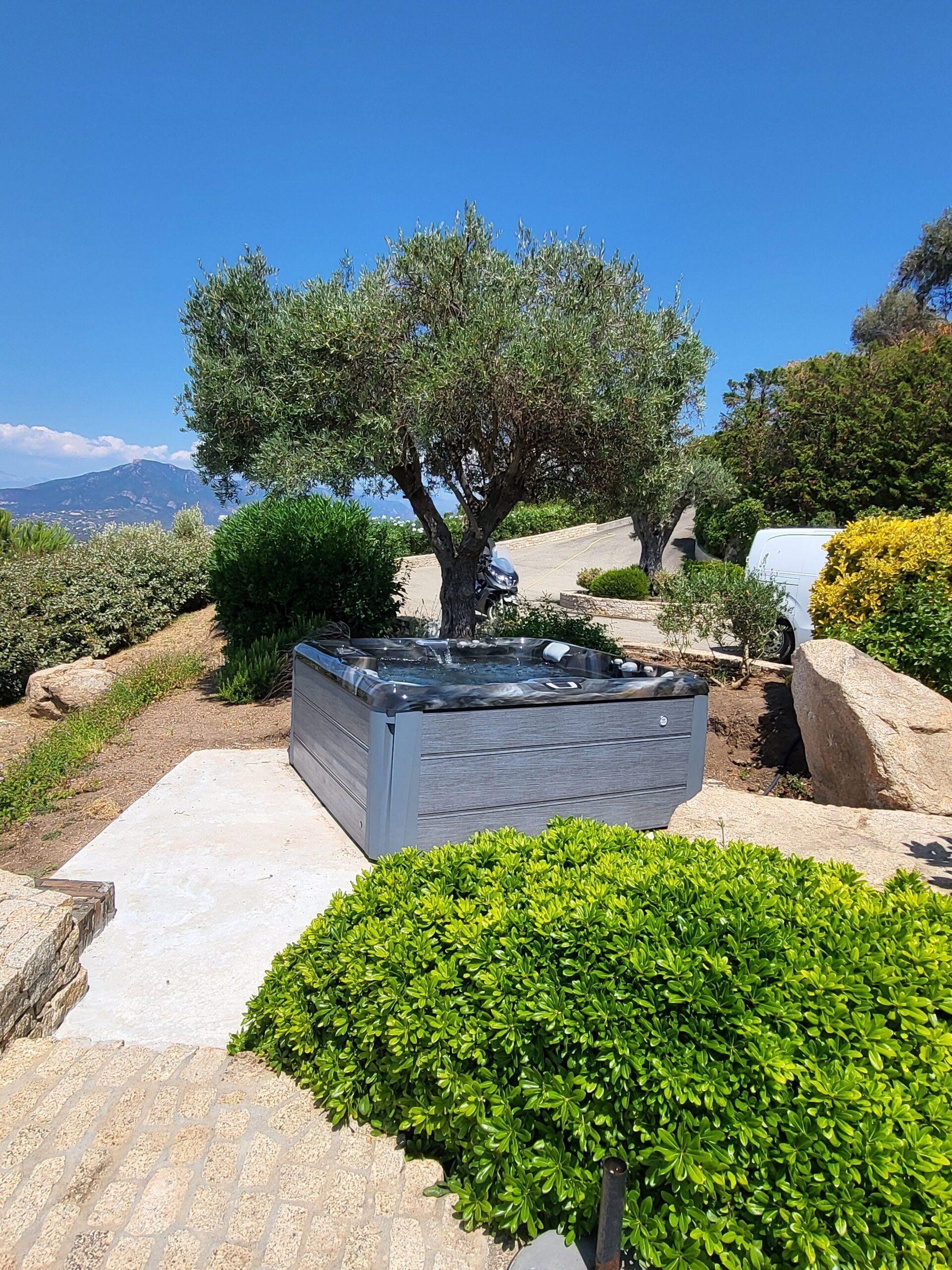 Jacuzzi extérieur entouré de verdure