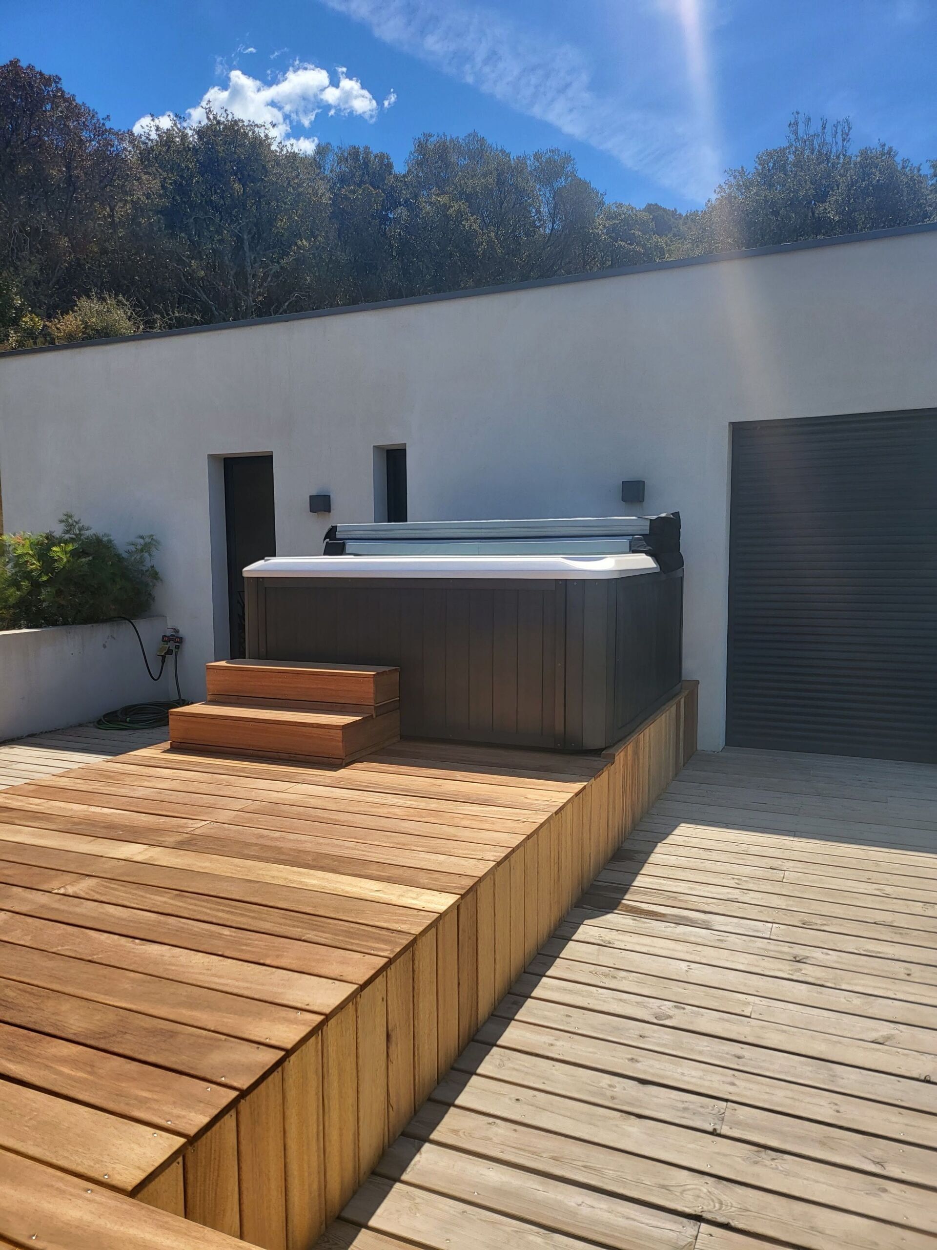 Grand jacuzzi avec marches