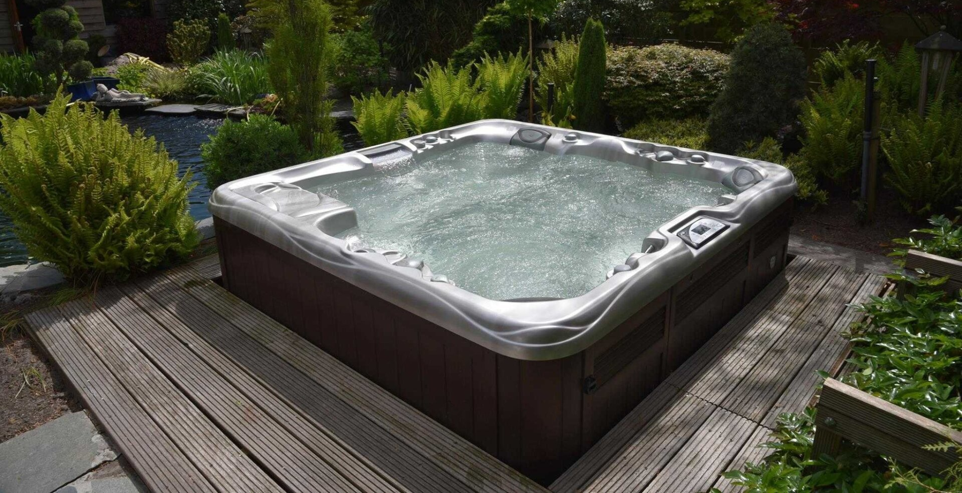 Jacuzzi extérieur entouré de planches brunes