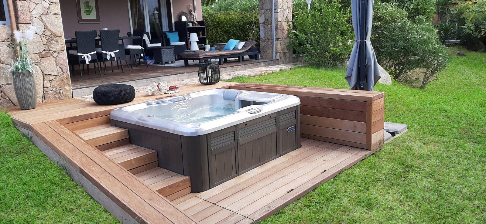 Jacuzzi extérieur entouré de planches brunes