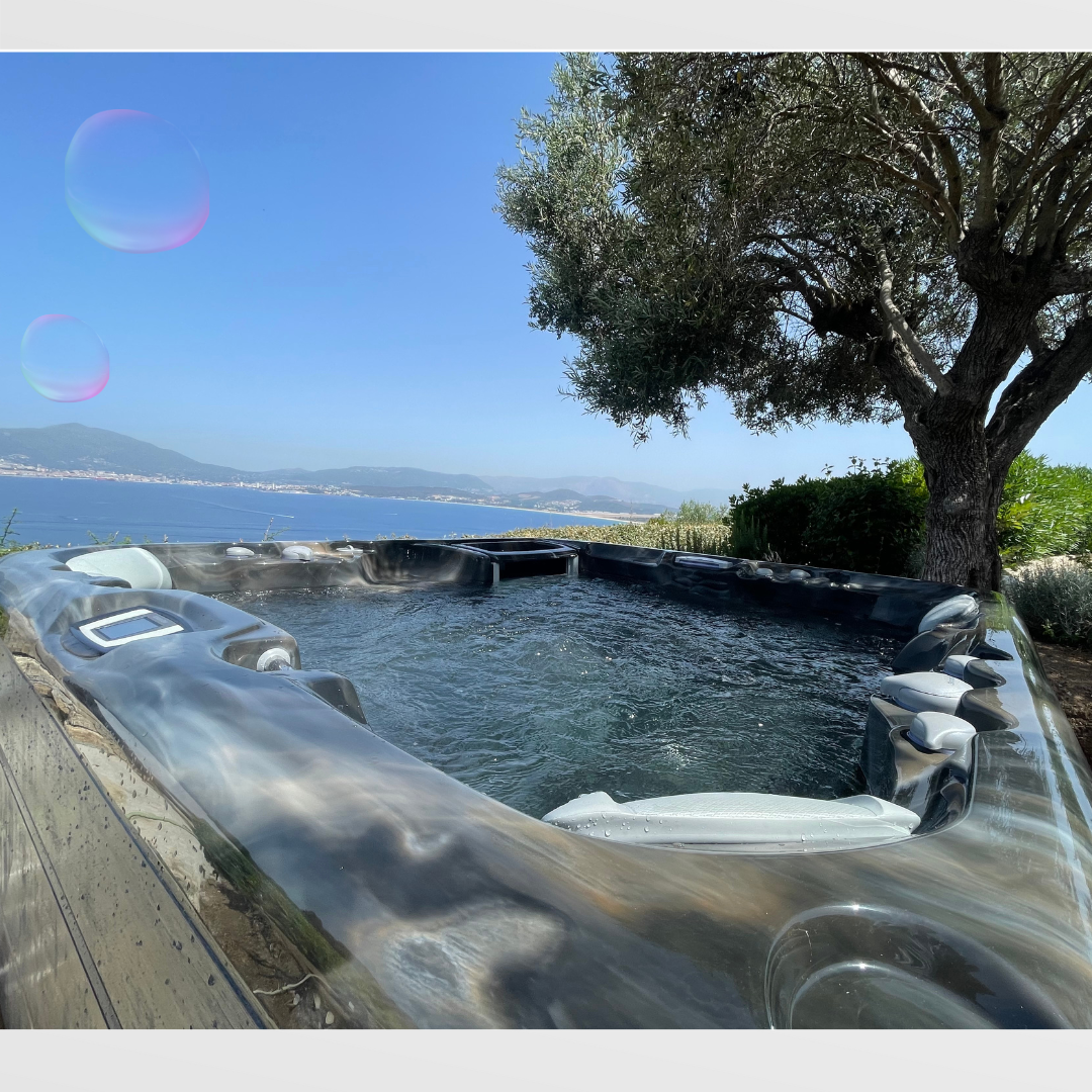 Spa à remous avec vue sur la mer Méditerranée
