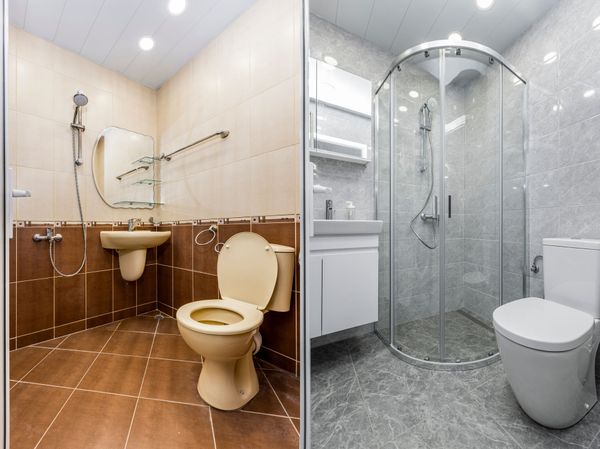 Zwei Badezimmer im direkten Vergleich: Links ein älteres Bad mit beigen und braunen Fliesen, einem einfachen Waschbecken, WC und offener Dusche; rechts ein modernisiertes Bad mit grauen Fliesen, Duschkabine aus Glas, weissem Waschbeckenunterschrank und moderner Toilette.