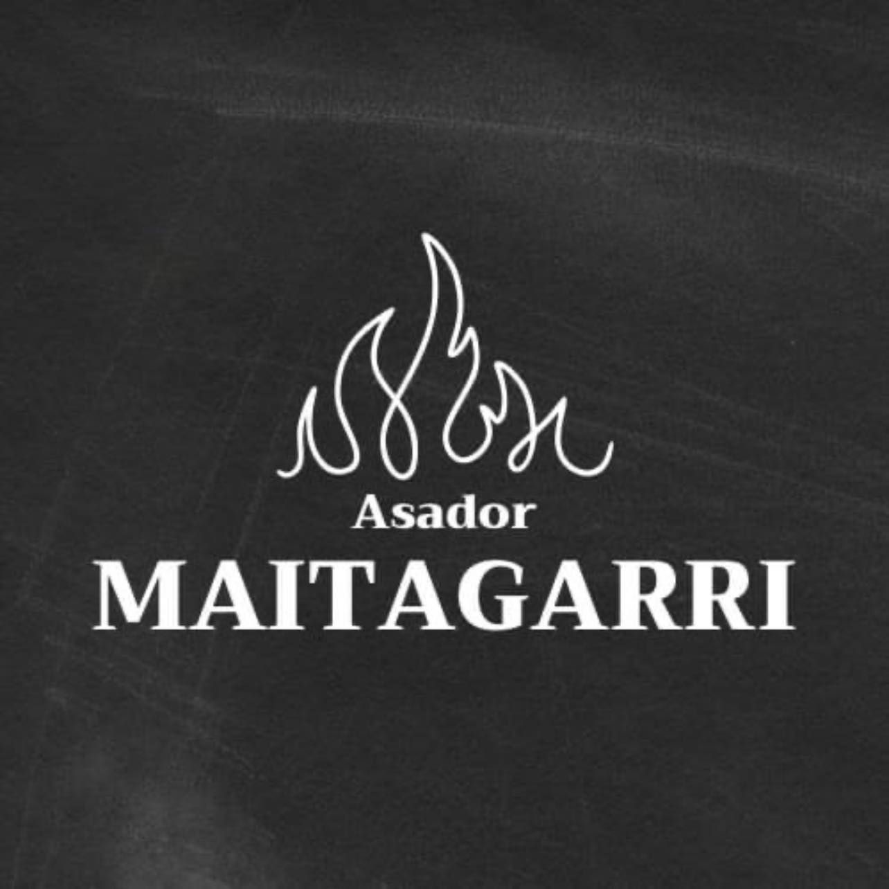 Una pizarra con el logo de asador mayagarri