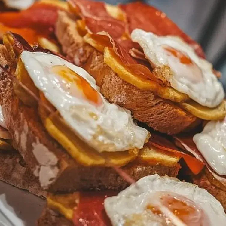 Un primer plano de un plato de comida con huevos y queso.